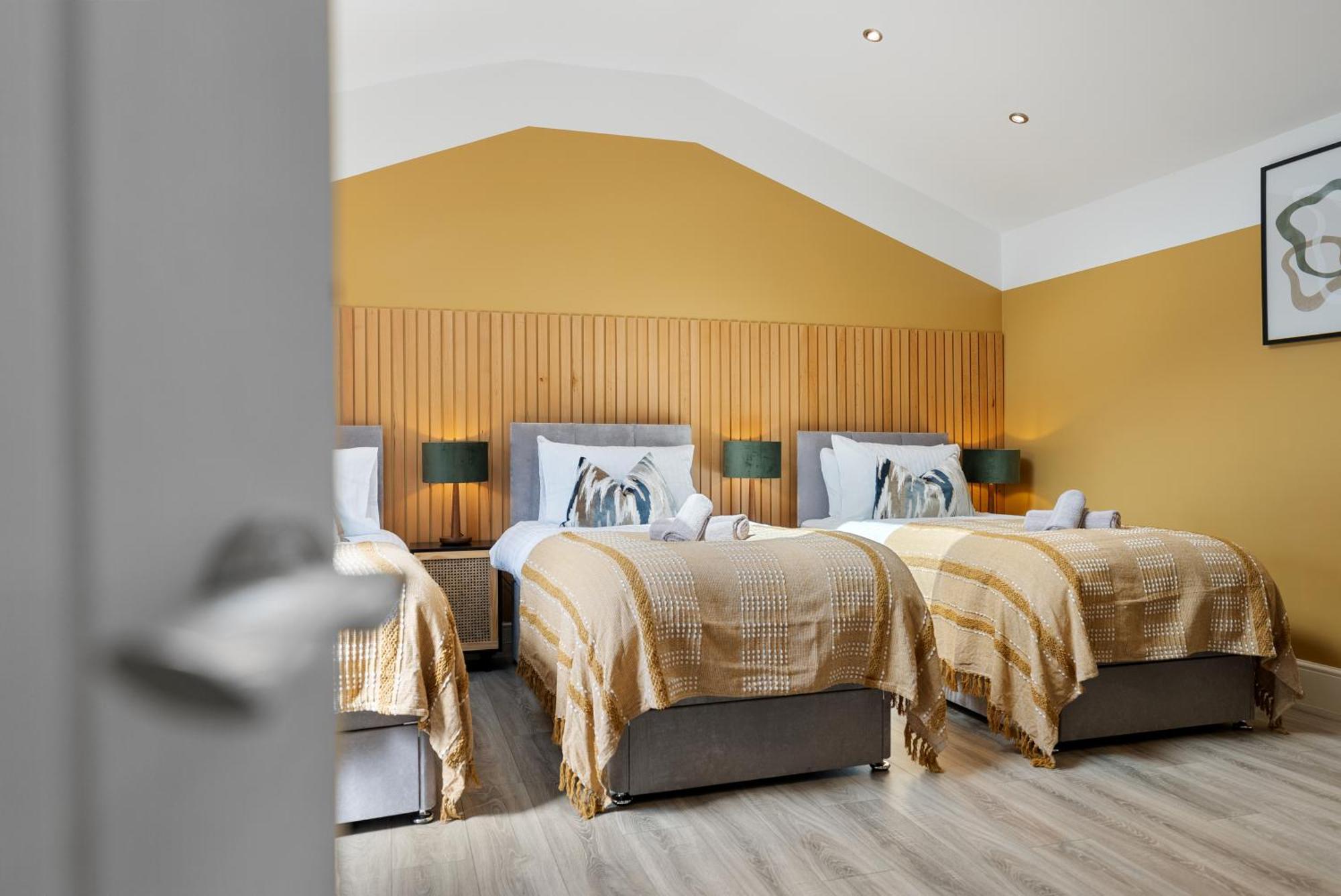 4-Bedroom Stunning Luxe, Spacious & Stylish Design House Bolton, Sleeps 11, With Parking Central Bolton, Links To Manchester, Pet-Friendly, Best For Groups! Work Contractors And Summer Special Offer! - By Blue Puffin Stays Farnworth エクステリア 写真