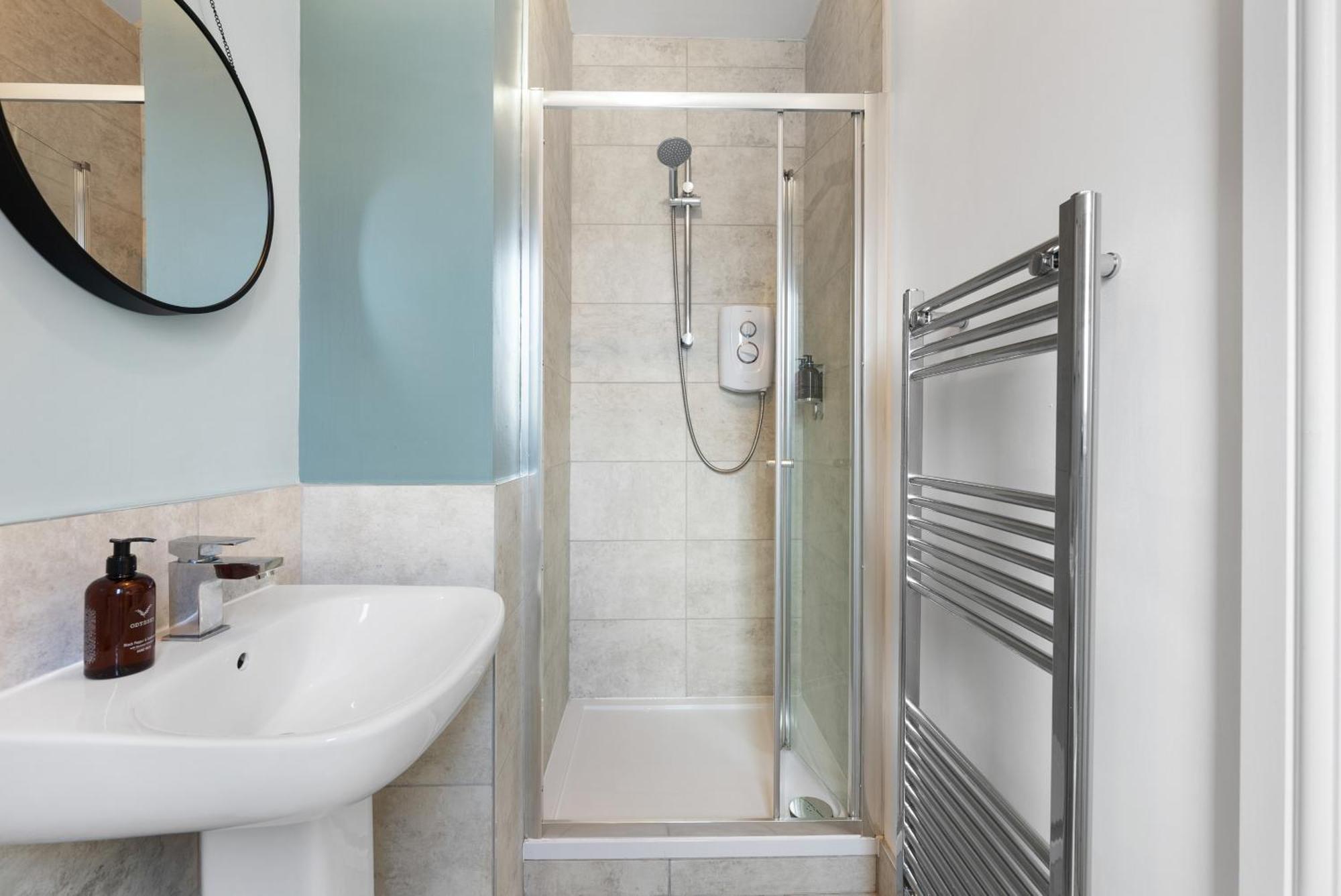 4-Bedroom Stunning Luxe, Spacious & Stylish Design House Bolton, Sleeps 11, With Parking Central Bolton, Links To Manchester, Pet-Friendly, Best For Groups! Work Contractors And Summer Special Offer! - By Blue Puffin Stays Farnworth エクステリア 写真