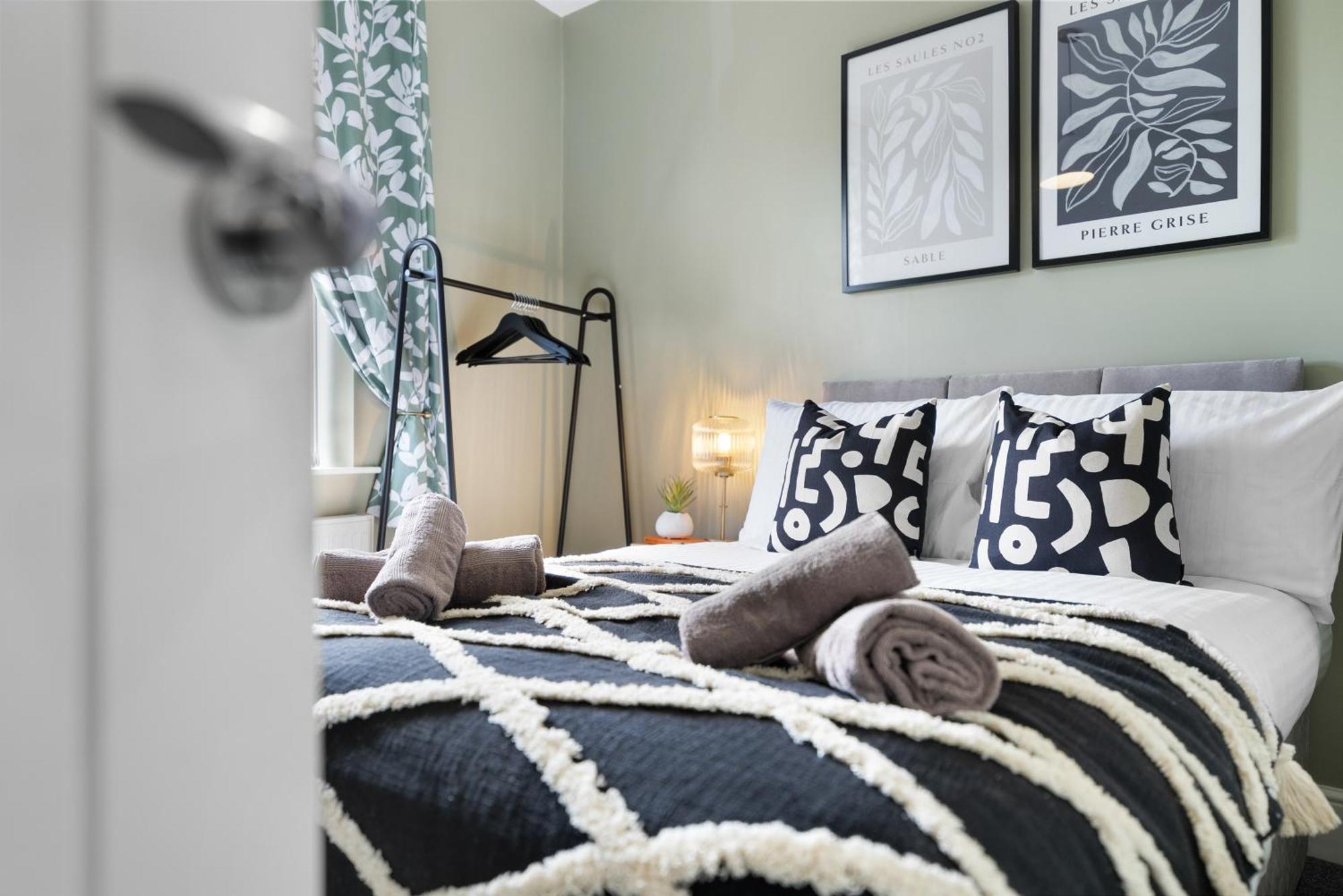 4-Bedroom Stunning Luxe, Spacious & Stylish Design House Bolton, Sleeps 11, With Parking Central Bolton, Links To Manchester, Pet-Friendly, Best For Groups! Work Contractors And Summer Special Offer! - By Blue Puffin Stays Farnworth エクステリア 写真
