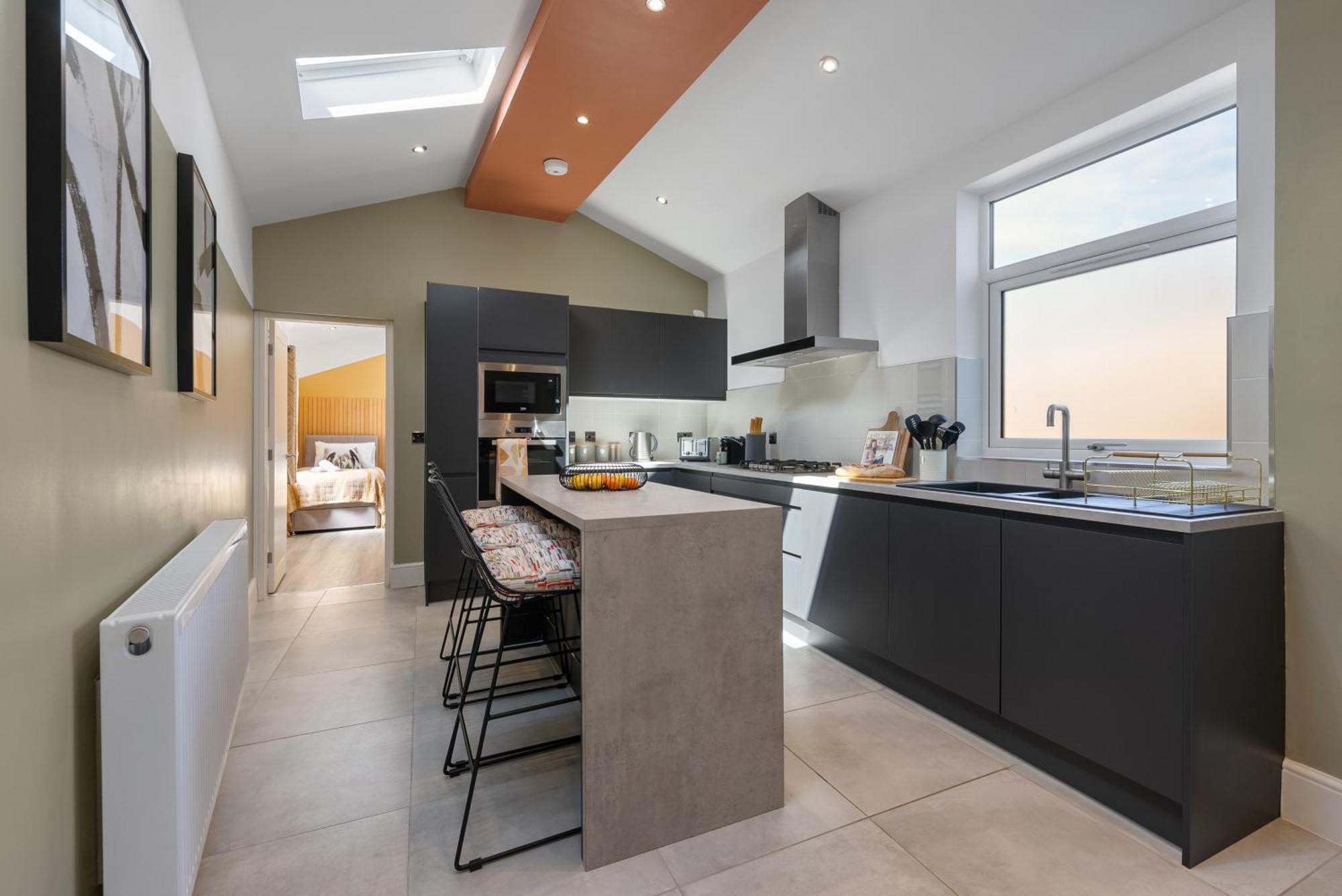 4-Bedroom Stunning Luxe, Spacious & Stylish Design House Bolton, Sleeps 11, With Parking Central Bolton, Links To Manchester, Pet-Friendly, Best For Groups! Work Contractors And Summer Special Offer! - By Blue Puffin Stays Farnworth エクステリア 写真