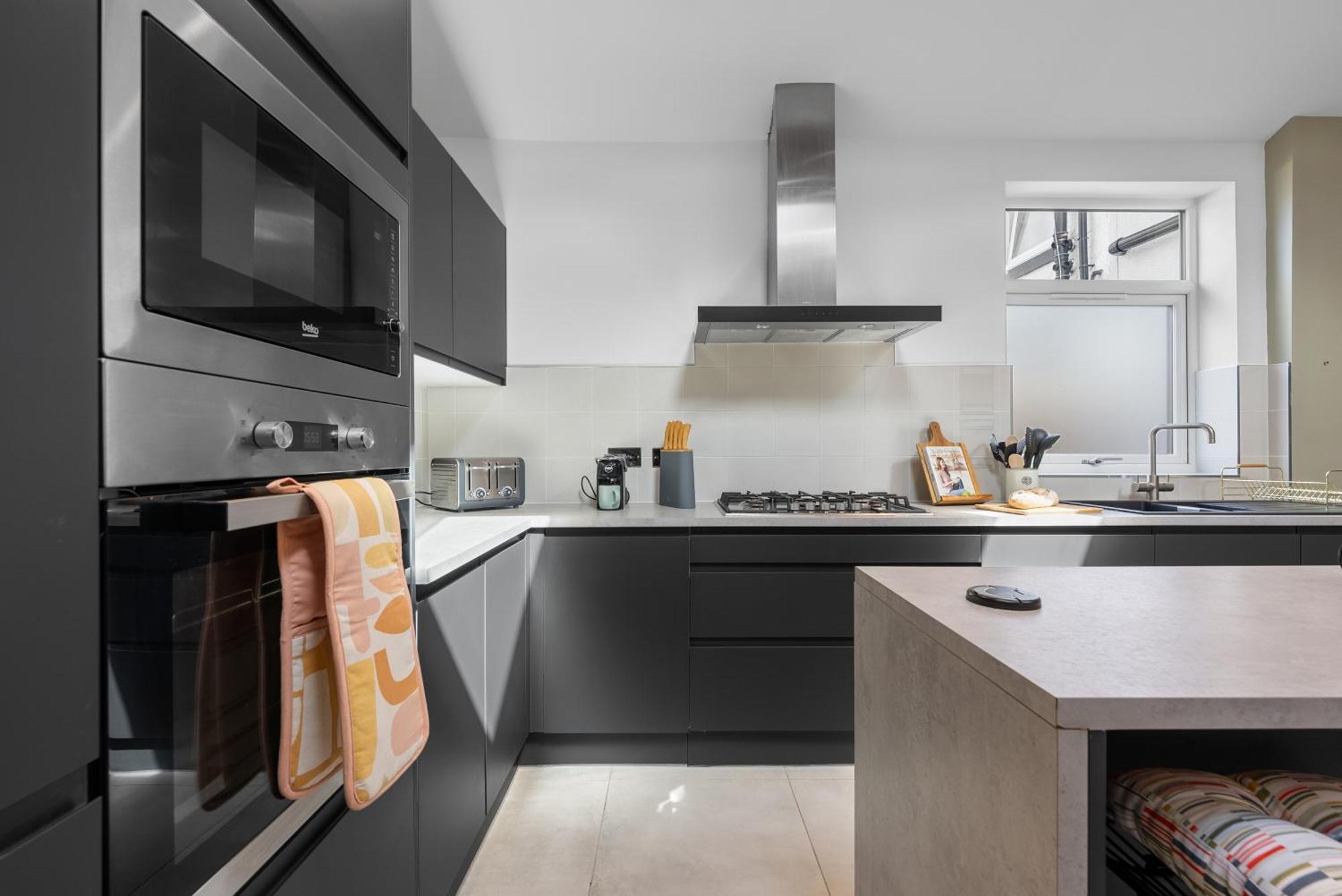 4-Bedroom Stunning Luxe, Spacious & Stylish Design House Bolton, Sleeps 11, With Parking Central Bolton, Links To Manchester, Pet-Friendly, Best For Groups! Work Contractors And Summer Special Offer! - By Blue Puffin Stays Farnworth エクステリア 写真